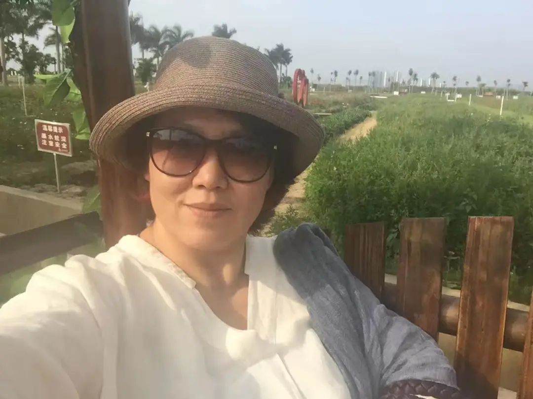 58歲的她，自駕房車旅居，一人兩犬，活成了自己喜歡的樣子