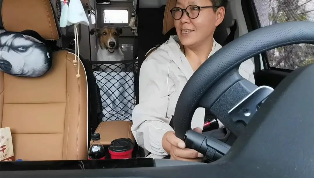 58歲的她，自駕房車旅居，一人兩犬，活成了自己喜歡的樣子